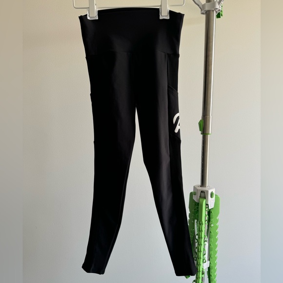 Peloton black logo leggings with 2 side pockets, size small - Picture 13 of 13